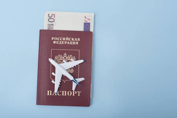 Samolot Okładce Paszport Rosyjski Euro Koncepcja Podróży Niebieskie Tło — Zdjęcie stockowe