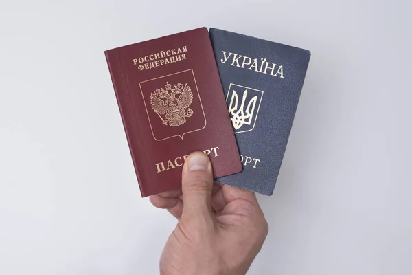 Ukraiński Rosyjski Międzynarodowych Paszportów Ręce Mężczyzny Białe Tło Bliska — Zdjęcie stockowe