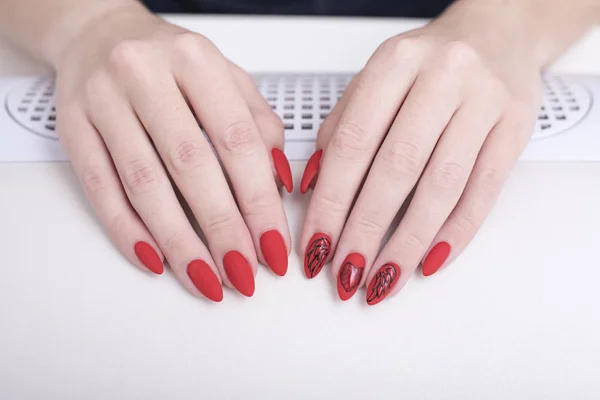 Rote Maniküre Mit Muster Frauenhände Manikürsalon — Stockfoto