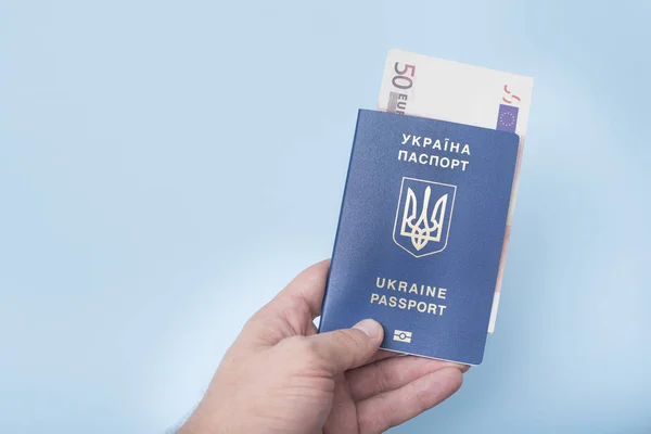 Паспорт Громадянина України Євро Нажитися Чоловічої Руки Подорожі Концепцію Блакитний — стокове фото