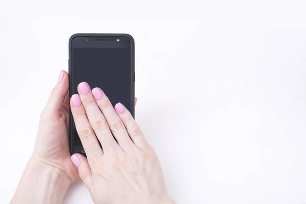 Manicura Rosa Suave Manos Femeninas Con Smartphone — Foto de Stock