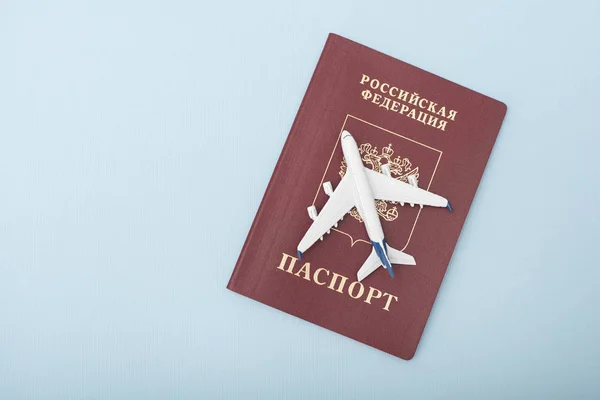 Samolot Paszport Rosyjski Koncepcja Podróży Niebieskie Tło — Zdjęcie stockowe