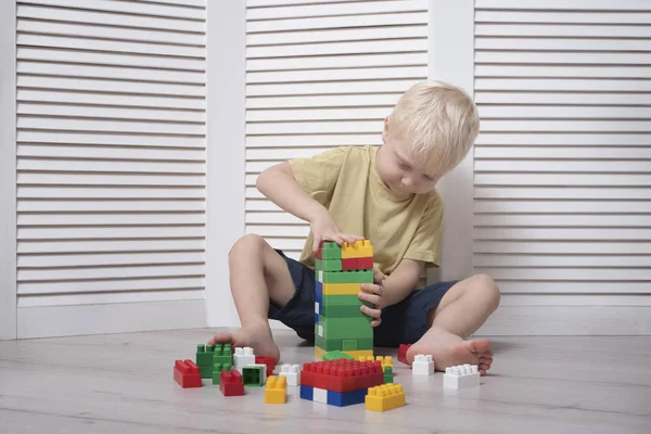 Malý Blonďatý Chlapec Buduje Barevného Designéra — Stock fotografie