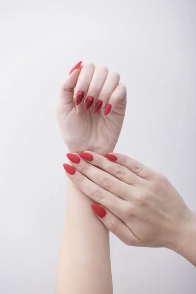 Manucure Rouge Avec Motif Mains Féminines Sur Fond Blanc — Photo