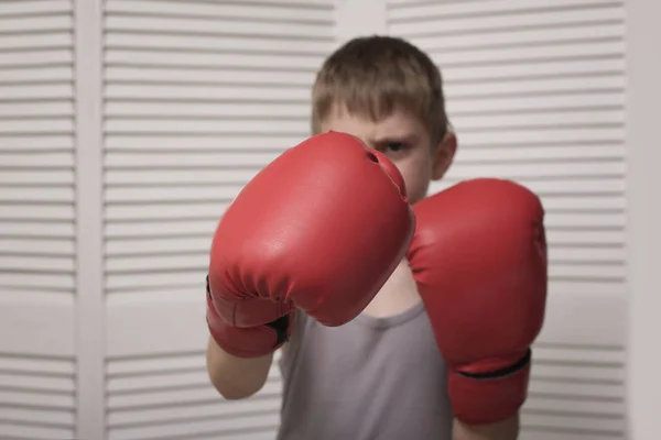 赤いボクシング グローブでボクシングの少年 怒った顔をして — ストック写真