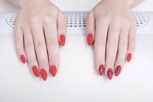 Manicure Rossa Con Modello Mani Femminili Salone Manicure — Foto Stock