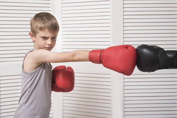 ボクシング グローブで男の子の手袋で男の手で戦い — ストック写真