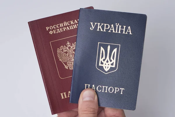 Passaportes Internacionais Ucranianos Russos Mão Homem Fundo Branco Fechar — Fotografia de Stock
