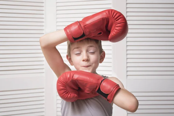 赤いボクシング グローブに変な少年 スポーツ コンセプト — ストック写真