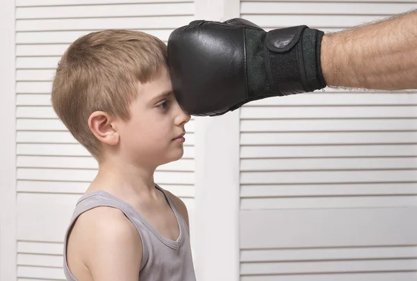 Iemands Hand Een Bokshandschoen Weerloos Kind — Stockfoto