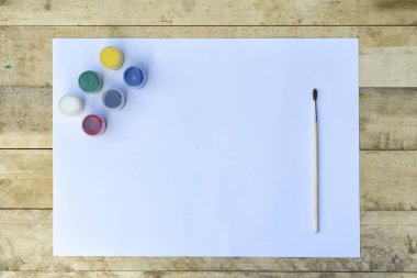 Boş kağıt sayfasını guaj ve fırça. Boyama için hazırlanması