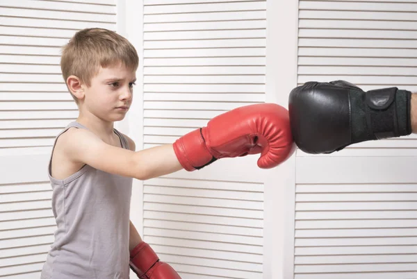 Menino Luvas Boxe Luta Com Mão Homem Uma Luva — Fotografia de Stock