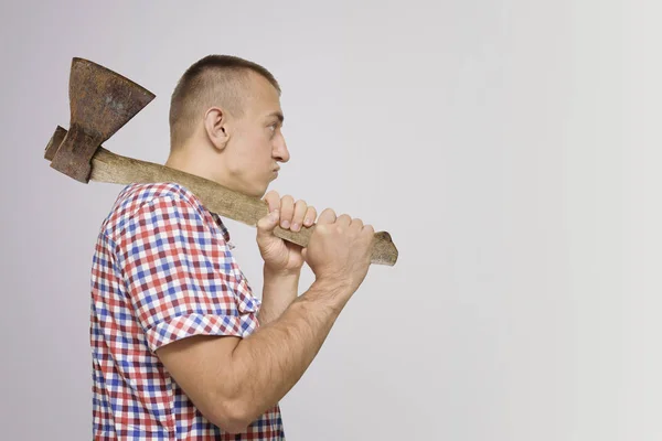 Ontevreden Man Met Een Bijl Zijn Schouder Witte Achtergrond — Stockfoto