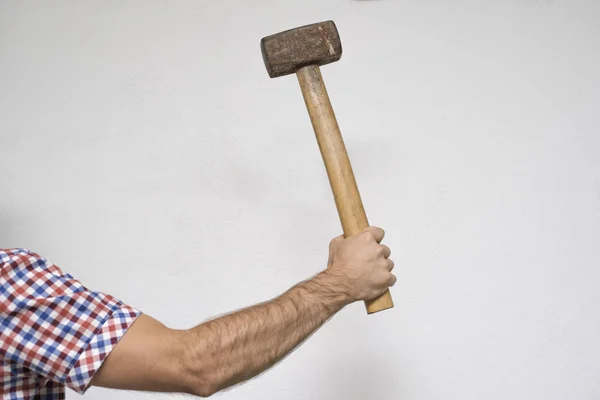 Vecchio Martello Nella Mano Uomo Fondo Bianco — Foto Stock