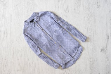 Ahşap zemin üzerine mavi çizgili gömlekli. Moda kavramı