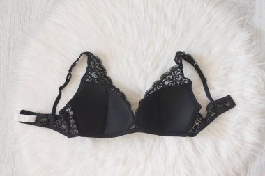 Moda kavramı. Siyah dantel korse üzerinde beyaz kürk iç