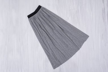 Gri etek ahşap arka plan üzerinde Pileli. Moda kavramı