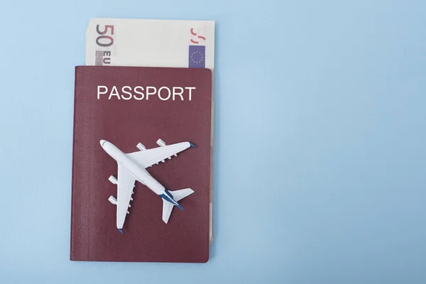 Avião Capa Passaporte Euro Conceito Viagem Fundo Azul — Fotografia de Stock