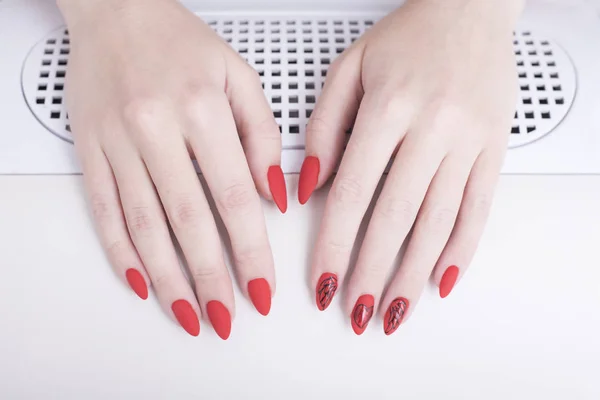 パターンでの赤のマニキュア マニキュア サロンで女性の手 — ストック写真