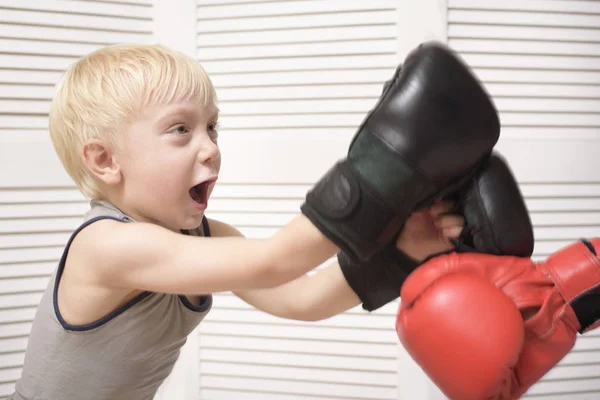 Boxe Loiro Com Mão Luva Vermelha Emoções — Fotografia de Stock