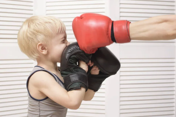 Blonde Jongen Boksen Met Hand Rode Handschoen Emoties — Stockfoto