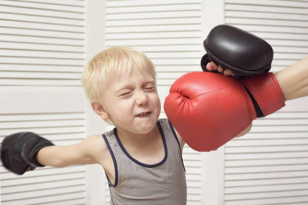 Boxe Loiro Com Mão Luva Vermelha Emoções — Fotografia de Stock