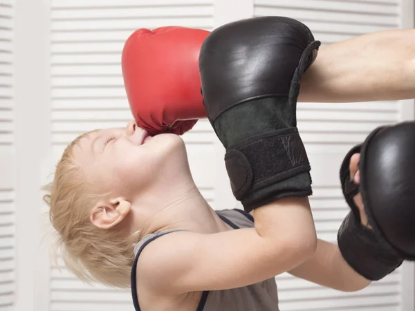 Boxe Loiro Com Mão Luva Vermelha Sopro Cara — Fotografia de Stock