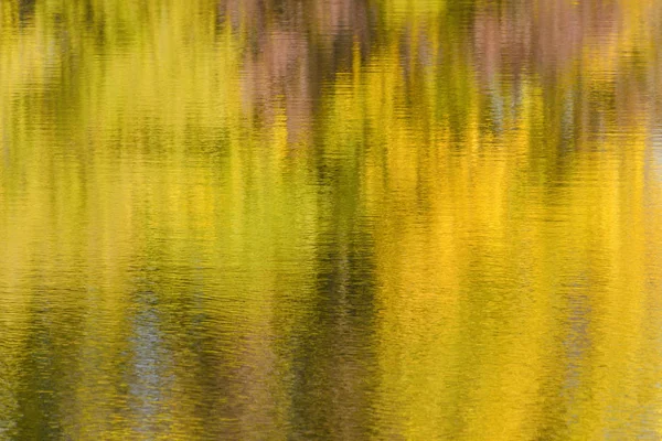Flusswasser Mit Reflexion Des Herbstwaldes Unscharfes Bild — Stockfoto