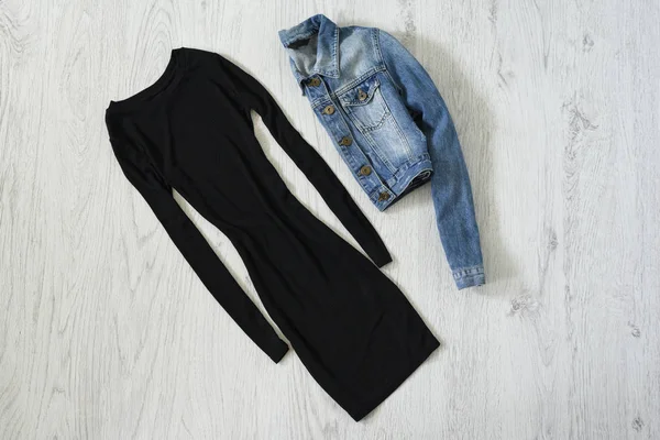 Küçük Siyah Elbise Denim Ceket Ahşap Arka Plan Üzerinde Moda — Stok fotoğraf