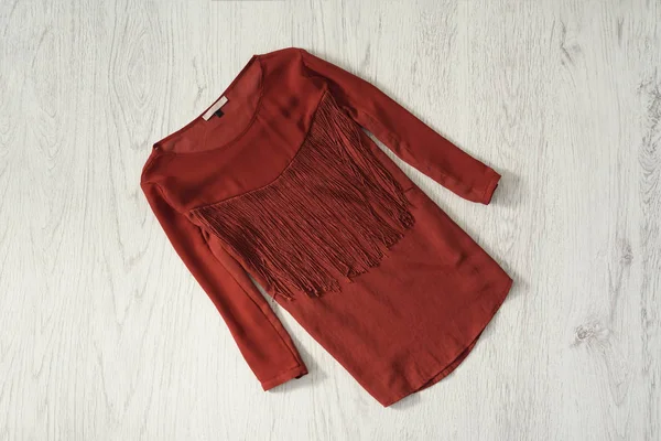 Blusa Vermelha Fundo Madeira Conceito Moda — Fotografia de Stock