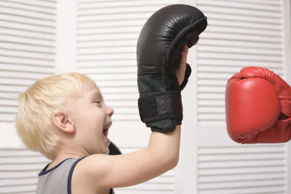 Blonde Jongen Boksen Met Hand Rode Handschoen Emoties — Stockfoto