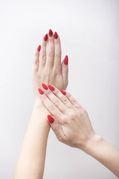 Manicura Vermelha Com Padrão Mãos Femininas Fundo Branco — Fotografia de Stock