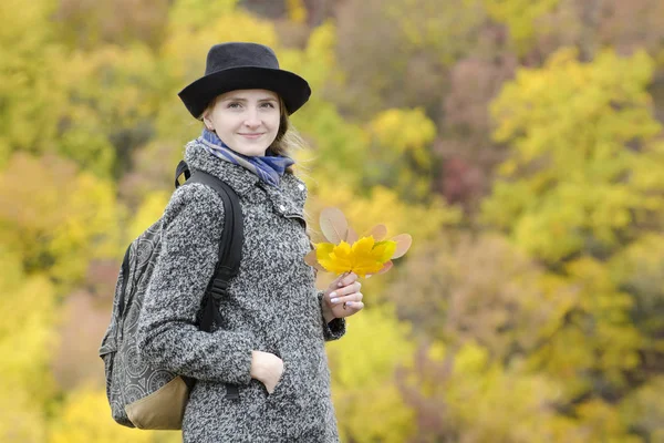 Улыбающаяся Девушка Шляпе Осеннем Парке Яркая Листва Заднем Плане Портрет — стоковое фото