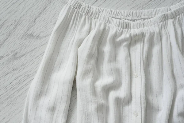 Blusa Branca Com Botões Fundo Madeira Detalhes Close — Fotografia de Stock