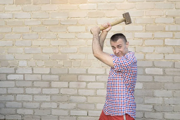 Uomo Arrabbiato Con Sledgehammer Sullo Sfondo Muro Mattoni Concetto Lavoro — Foto Stock