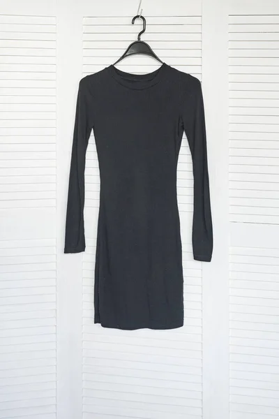 Kleines Schwarzes Kleid Das Einem Kleiderbügel Hängt Weiße Holzleinwand Auf — Stockfoto