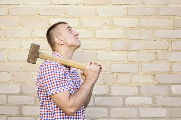 Homem Com Martelo Ombro Fundo Parede Tijolos Conceito Trabalho — Fotografia de Stock