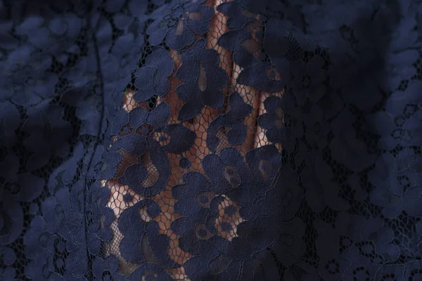 Kharkov, Ukrayna - 12 Eylül 2018: bir el Donanma guipure kumaş. Detaylar, yakın çekim. Moda kavramı