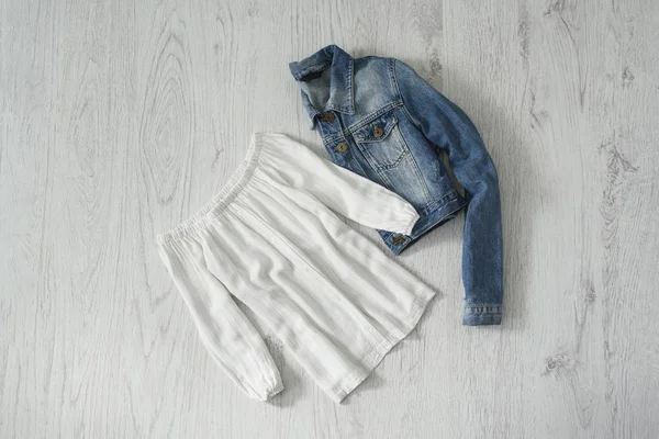 Weiße Bluse Und Jeansjacke Auf Holzgrund Modisches Konzept — Stockfoto