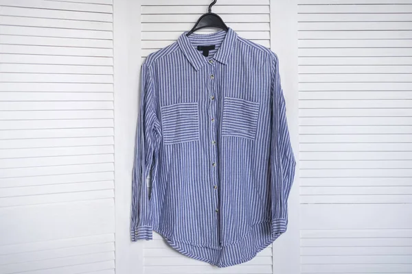 Bllue Gestreepte Shirt Opknoping Een Hanger Wit Houten Scherm Achtergrond — Stockfoto