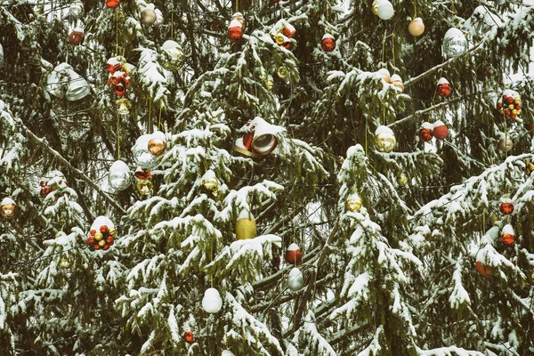 Χιονισμένο Χριστουγεννιάτικο Δέντρο Στολίδια Έννοια Της Πρωτοχρονιάς — Φωτογραφία Αρχείου