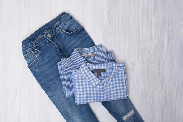 Yırtık Kot Pantolon Gömlek Ahşap Zemin Üzerine Mavi Moda Kavramı — Stok fotoğraf