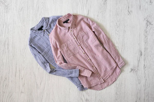 Camisas Listradas Rosa Azul Fundo Madeira Conceito Moda — Fotografia de Stock