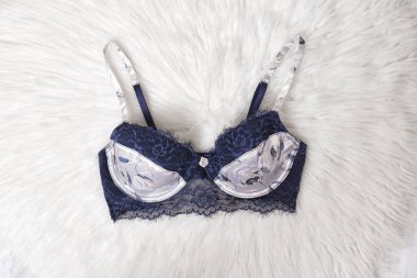 Kharkov, Ukrayna - 03 Ekim 2018: beyaz kürk üzerinde mavi çiçek korse. Moda kavramı