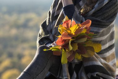Bir el içinde sonbahar yaprakları buket. Yakın çekim