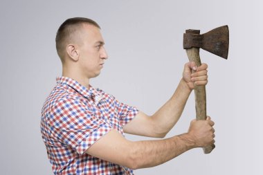 Adam elinde bir balta ile. Beyaz arka plan