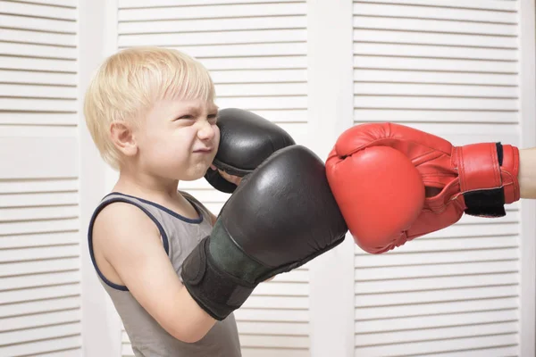 Blonde Jongen Boksen Met Hand Rode Handschoen Emoties — Stockfoto