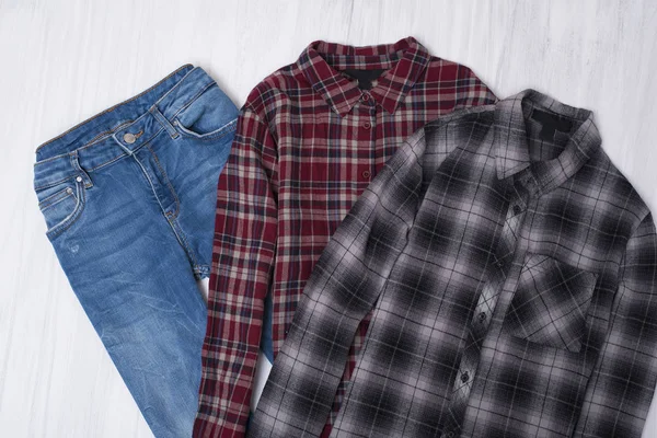 Camisas Xadrez Jeans Fundo Madeira Conceito Moda — Fotografia de Stock