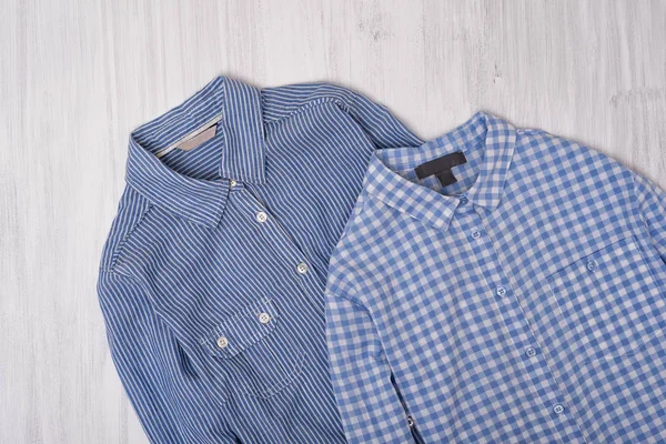 Голубая Полосатая Клетчатая Рубашка Деревянном Фоне Модная Концепция — стоковое фото