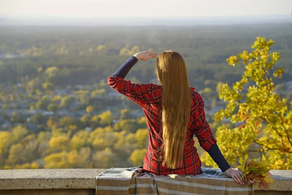 Young Woman Long Hair Sits Hill Overlooking City Back View — Stock Photo, Image